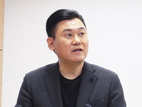 決算説明会で登壇する三木谷浩史社長